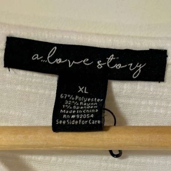 A Love Story NWOT Women's T Shirt With Rhinestone White Crinkle Size XL - Picture 2 of 5